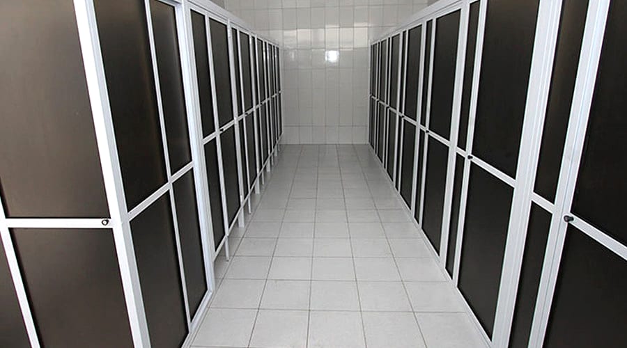 Boxes de banho da Pousada Baraúna, no Boqueirão, em Santos