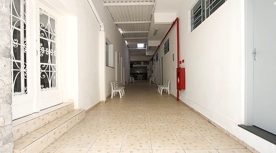 Corredor dos quartos da Pousada Baraúna, no Boqueirão, em Santos