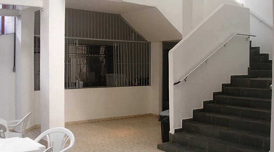 Hall e escada da Pousada Baraúna, no Boqueirão, em Santos