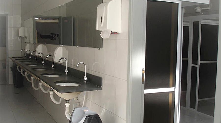 Lavatórios da Pousada Baraúna, no Boqueirão, em Santos