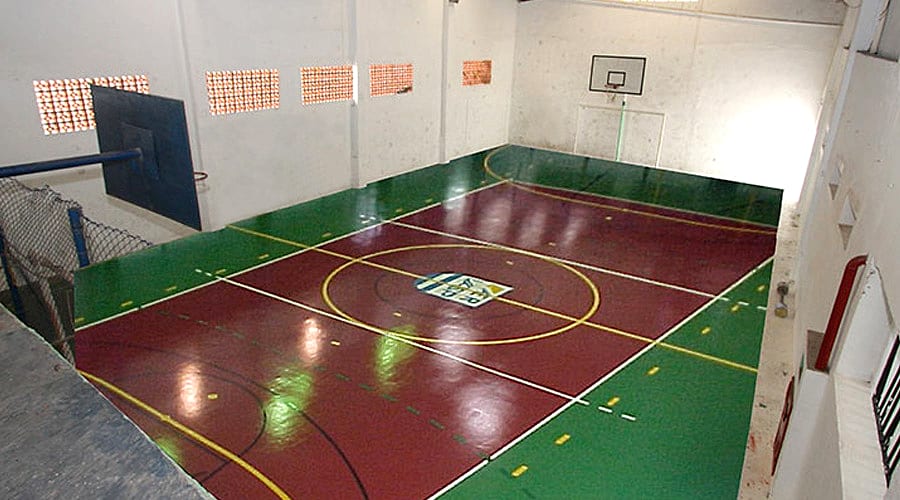 Quadra coberta da Pousada Baraúna, no Boqueirão, em Santos