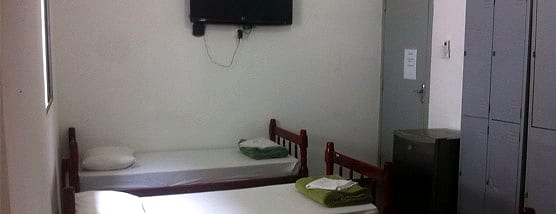 Quarto com beliches e armários individuais na Pousada Baraúna, Santos