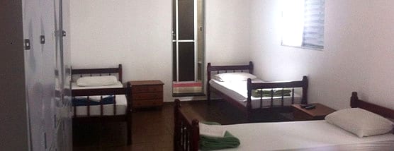 Quarto com camas de solteiro na Pousada Baraúna, Boqueirão, Santos