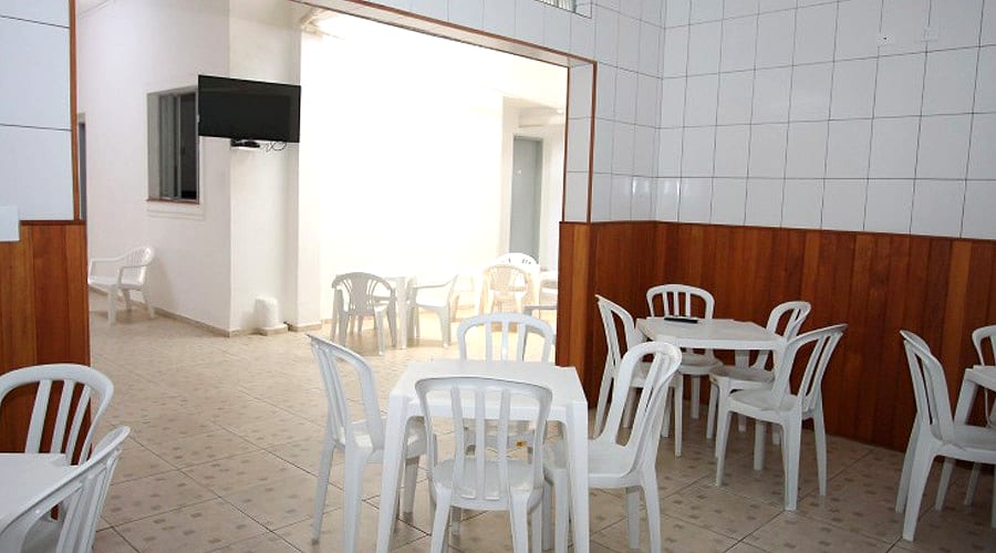 Refeitório da Pousada Baraúna, no Boqueirão, em Santos