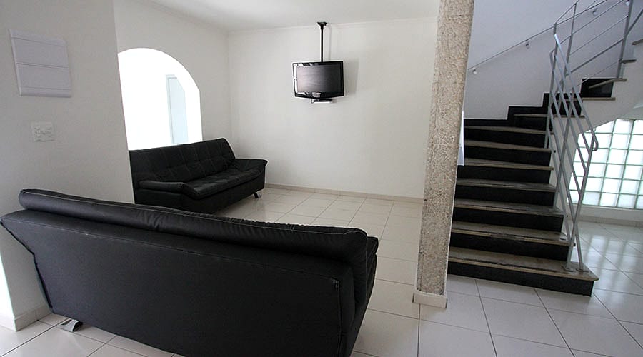 Sala de convivência da Pousada Baraúna, no Boqueirão, em Santos